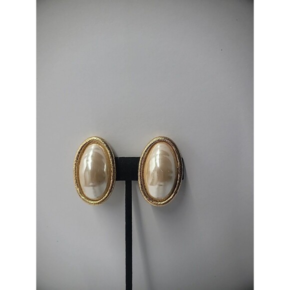 Vintage Earrings Clip On Gold Tone White Middle Scored Jewelry Costume - Picture 1 of 12
